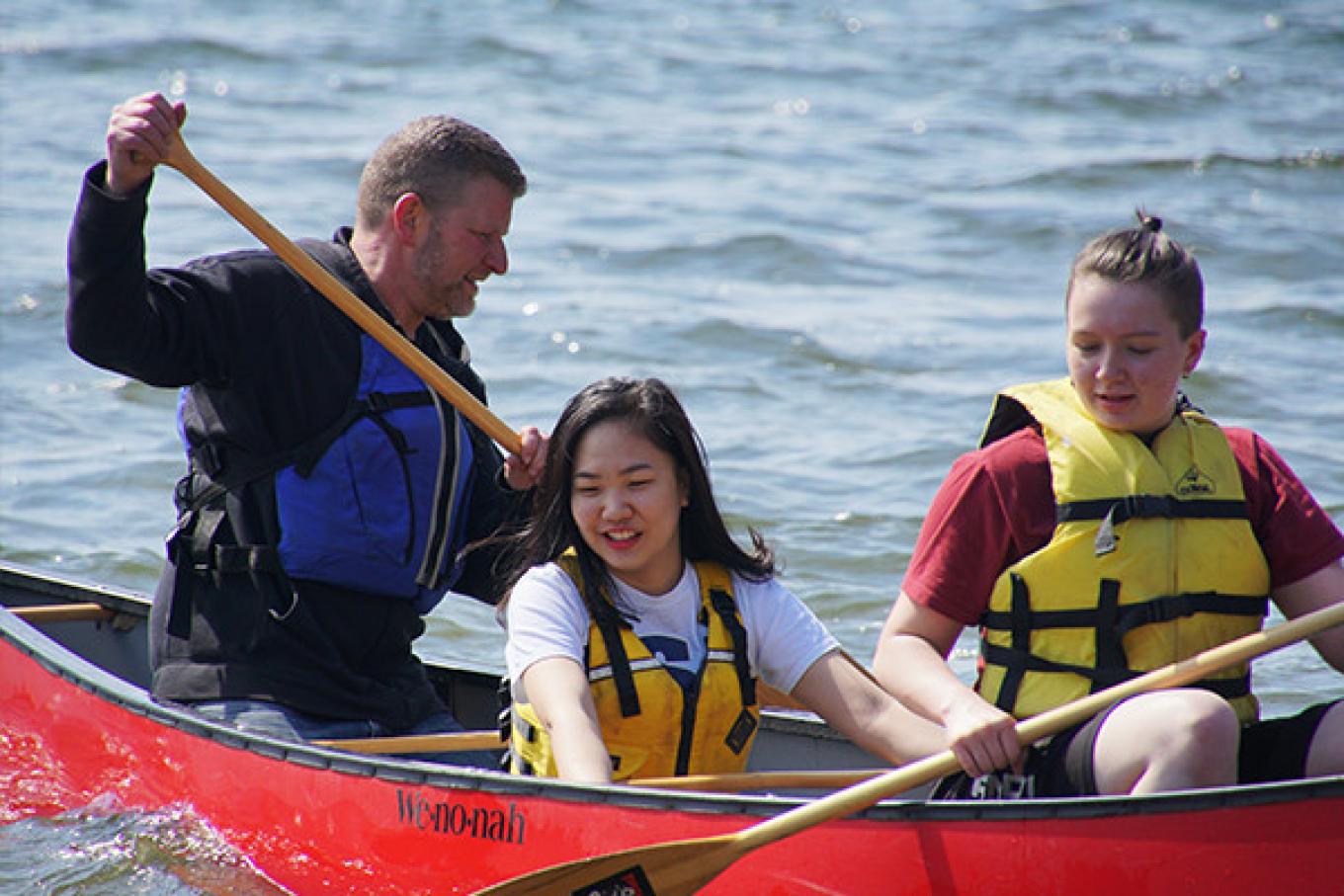 Students, in experiential learning class, canoeing on Bde Mka Ska.